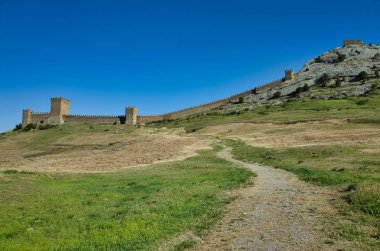 Sudak, Kırım - 29 Mayıs 2017: Ceneviz kalesi. Sudak 'taki antik kalenin duvarlarının bir kısmı. Dağdaki taş kale duvarı