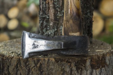 Kütük ve balta. Kır evinde giriş yapmak. Arka planda yakacak odun.