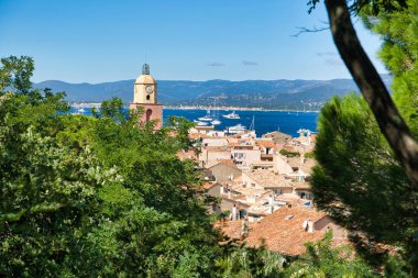 Saint-Tropez'deki tepenin manzarası, evlerin çatıları, St. Anne Şapeli, körfezdeki yatlar. Provence, Alpes bölgesinde güneydoğu Fransa'da Komün - Cote d'Azur, Fransa