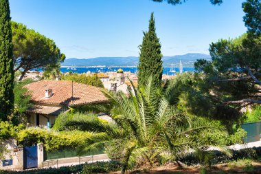 Saint-Tropez'deki tepenin manzarası, evlerin çatıları, koydaki yatlar. Provence, Alpes bölgesinde güneydoğu Fransa'da Komün - Cote d'Azur, Fransa