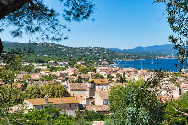 Saint-Tropez'deki tepenin manzarası, evlerin çatıları, koydaki yatlar. Provence, Alpes bölgesinde güneydoğu Fransa'da Komün - Cote d'Azur, Fransa