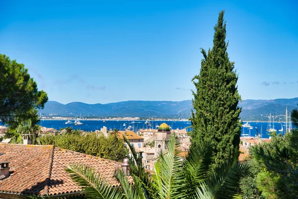 Saint-Tropez'deki tepenin manzarası, evlerin çatıları, koydaki yatlar. Provence, Alpes bölgesinde güneydoğu Fransa'da Komün - Cote d'Azur, Fransa