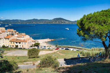 Saint-Tropez, Fransa - 14 Ağustos 2018: Tepenin manzarası, evlerin çatıları, koydaki yatlar. Provence, Alpes bölgesinde güneydoğu Fransa'da Komün - Cote d'Azur, Fransa