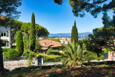 Saint-Tropez, Fransa - 14 Ağustos 2018: Tepenin manzarası, evlerin çatıları, koydaki yatlar. Provence, Alpes bölgesinde güneydoğu Fransa'da Komün - Cote d'Azur, Fransa