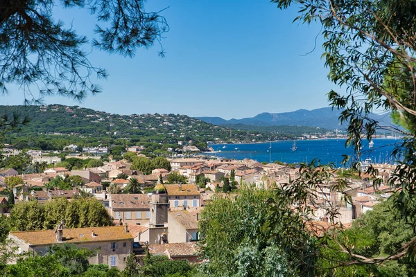 Saint-Tropez Panoraması, evlerin çatıları, St. Anne şapeli, koydaki yat. Provence, Alpes bölgesinde güneydoğu Fransa'da Komün - Cote d'Azur, Fransa