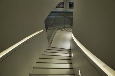 Moskova, Rusya - 25 Nisan 2019 - Moskova'daki Rus empresyonizm müzesinin içi. Hikâyeler arası merdivenler