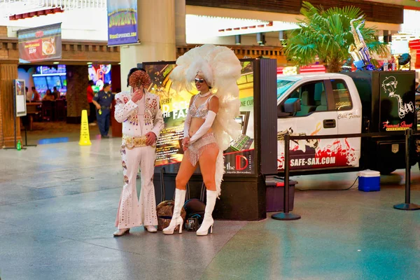 Las Vegas - 22 Mayıs 2018: Las Vegas'ta bir kumarhanede mırıldanışlar. Gece Las Vegas, Nv.