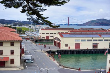 San Francisco, California / Abd - 15 Mayıs 2018: Festival Pavyonu - Marina Green'in yanındaki Fort Mason kompleksinde büyük bir açık pavyon binası ve San Francisco Körfezi / Sfai Cowell tiyatrosu nun manzarası