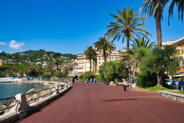 Rapallo, Liguria, İtalya - 16 Ağustos 2019: Rapallo şehrindeki gezinti nin harika bir manzarası. Lungomare Vittorio Veneto. İtalya'da güzel bir tatil kasabası. Avrupa'da Tatil