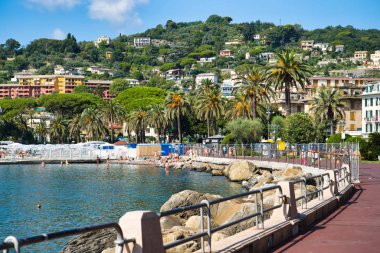 Rapallo, Liguria, İtalya - 16 Ağustos 2019: Rapallo şehrindeki gezinti nin harika bir manzarası. Lungomare Vittorio Veneto. İtalya'da güzel bir tatil kasabası. Avrupa'da Tatil