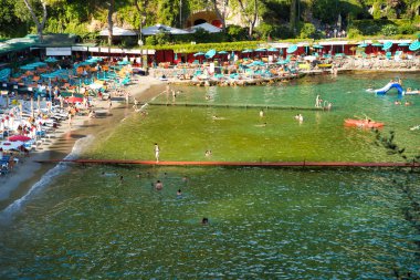 Paraggi, Liguria, İtalya - 15 Ağustos 2019: Rapallo ve Portofino şehirleri arasında Sandy Paraggi plajı. Avrupa'da bir tatil beldesinde tatil. Tigullio Körfezi'nde balıkçının eski köyü. Popüler turistik yer