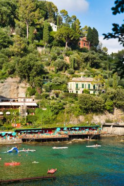 Paraggi, Liguria, İtalya - 15 Ağustos 2019: Rapallo ve Portofino şehirleri arasında Sandy Paraggi plajı. Avrupa'da bir tatil beldesinde tatil. Tigullio Körfezi'nde balıkçının eski köyü. Popüler turistik yer