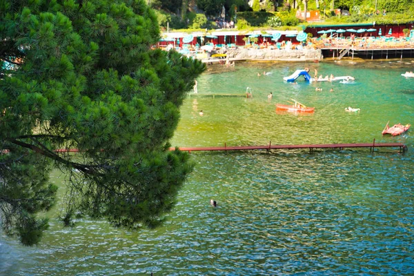 Paraggi, Liguria, İtalya - 15 Ağustos 2019: Rapallo ve Portofino şehirleri arasında Sandy Paraggi plajı. Avrupa'da bir tatil beldesinde tatil. Tigullio Körfezi'nde balıkçının eski köyü. Popüler turistik yer