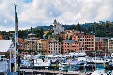 Santa Margherita Ligure, İtalya - 15 Ağustos 2019: Ligurian Riviera'nın doğusundaki tatil beldesi. Bir tepedeki Mektup Leydimiz Tapınağı. Şehir limanı, liman