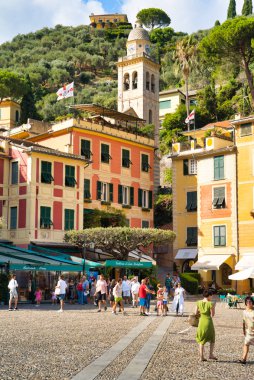 Portofino, İtalya - 15 Ağustos 2019: Portofino şehir meydanı / güzel renkli evler / kayalık arazi / İtalya'da tatil kasabası