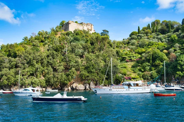 Portofino Włochy Sierpnia 2019 Widok Piękną Zatokę Jachtami Charakter Wybrzeża — Zdjęcie stockowe