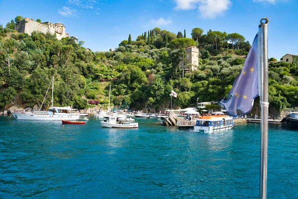 Portofino Italië Augustus 2019 Uitzicht Prachtige Baai Met Jachten Natuur — Stockfoto