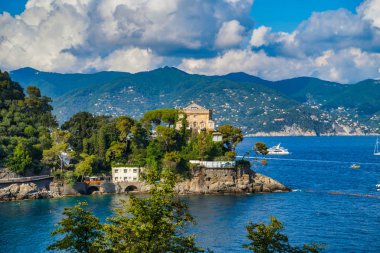 Paraji, Liguria, İtalya - 15 Ağustos 2019: Liguria Regina Körfezi / Şık yat ve teknelerile güzel deniz koyu / Bir uçurumda Evler / Avrupa'da popüler tatil