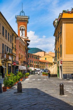 Sestri Levante, Liguria, İtalya - 16 Ağustos 2019: Riviera Levante'de tatil köyü / Şehrin tarihi sokakları / Dükkan ve kafelerle renkli evler / Avrupa tatilleri