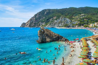 Monterosso al Mare, La Spezia eyaleti, İtalya - 17 Ağustos 2019: şehir plajı / Liguria büyük plajı / İtalya tatil / Cinque Terre / denizde çıkıntılı kayalıklar, tekneler ve yatlar ile kıyı şeridi