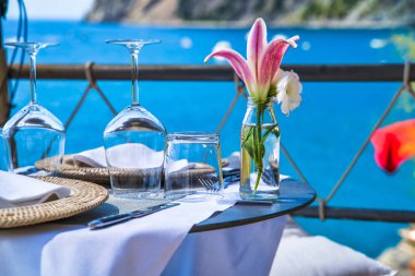 Zarif deniz manzaralı masa / deniz dağ manzaralı / şarap bardakları ve Monterosso bir vazo / restoran bir çiçek