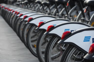 Moskova, Rusya - 12 Eylül 2019: Arka arkaya bisiklet kiralama standı, Moskova Uluslararası İş Merkezi veya Moskva-City.