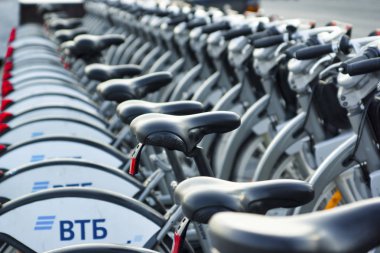 Moskova, Rusya - 12 Eylül 2019: Arka arkaya bisiklet kiralama standı, Moskova Uluslararası İş Merkezi veya Moskva-City.