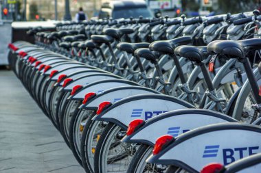 Moskova, Rusya - 12 Eylül 2019: Arka arkaya bisiklet kiralama standı, Moskova Uluslararası İş Merkezi veya Moskva-City.