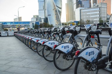 Moskova, Rusya - 12 Eylül 2019: Arka arkaya bisiklet kiralama standı, Moskova Uluslararası İş Merkezi veya Moskva-City.