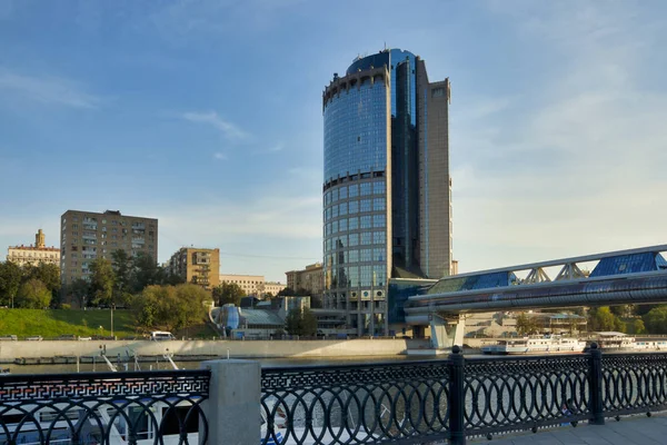 Moskova, Rusya - 12 Eylül 2019: Kule 2000 ve Bagration Köprüsü. Moskova Uluslararası İş Merkezi veya Moskva-City Moskova merkezinde yüksek binalardan oluşan bir komplekstir.