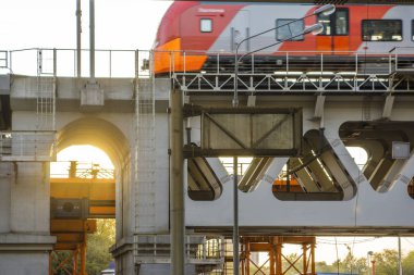 Moskova, Rusya - 12 Eylül 2019: Metro treni Krasnopresnenskaya seti üzerinden köprüden geçiyor. Şehir manzarası