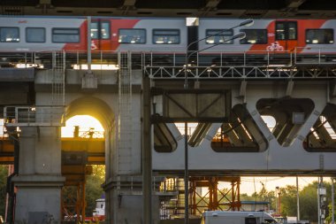 Moskova, Rusya - 12 Eylül 2019: Metro treni Krasnopresnenskaya seti üzerinden köprüden geçiyor. Şehir manzarası