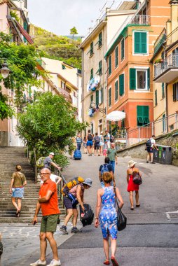 Riomaggiore, Cinque Terre, İtalya - 17 Ağustos 2019: Renkli evler emkiren şehir dar sokakları, Avrupa'da Ligurian Denizi kıyısında bir tatil kasabası