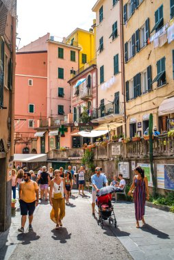 Riomaggiore, Cinque Terre, İtalya - 17 Ağustos 2019: Renkli evler emkiren şehir dar sokakları, Avrupa'da Ligurian Denizi kıyısında bir tatil kasabası