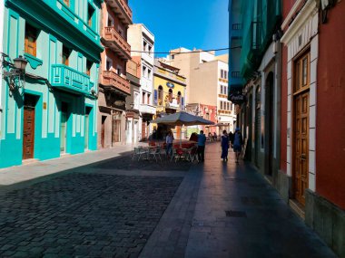 Las Palmas, İspanya - 14 Mayıs 2017: Tarihi şehir merkezi, eski binalar, güzel turistik sokaklar, renkli evler, Kanarya mimarisi