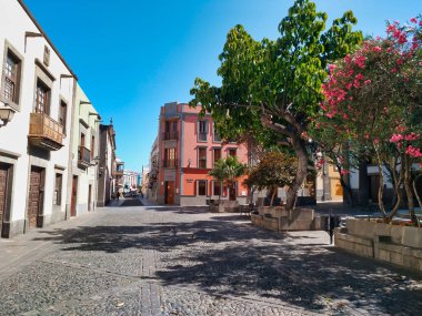 Las Palmas, İspanya - 14 Mayıs 2017: Tarihi şehir merkezi, eski binalar, güzel turistik sokaklar, renkli evler, Kanarya mimarisi
