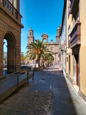 Las Palmas, İspanya - 14 Mayıs 2017: Saint Ana Katedrali ile Santa Ana Meydanı 'nı ziyaret eden turist. Bu yapı Kanarya mimarisinin en önemli anıtı olarak kabul edilir.