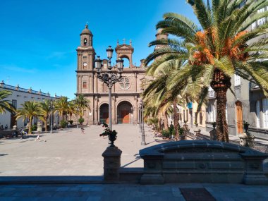 Las Palmas, İspanya - 14 Mayıs 2017: Saint Ana Katedrali ile Santa Ana Meydanı 'nı ziyaret eden turist. Bu yapı Kanarya mimarisinin en önemli anıtı olarak kabul edilir.