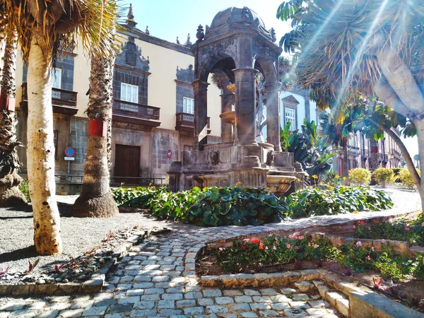 Las Palmas, İspanya - 14 Mayıs 2017: Tarihi şehir merkezi, eski binalar, güzel turistik sokaklar, renkli evler, Kanarya mimarisi