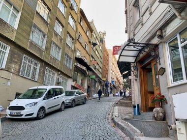 İstanbul, Türkiye - 25 Eylül 2019: Yamaç taşları ve İstanbul mimarisi ile kaplı tepe üzerindeki dar kentsel caddeler