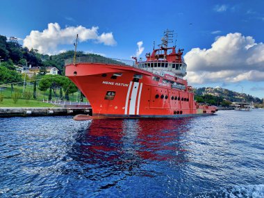 İstanbul, Türkiye - 25 Eylül 2019: Boğaz 'daki iskeleye demirlemiş kırmızı bir kıyı itfaiye gemisi.