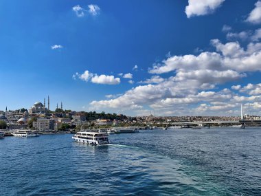 İstanbul, Türkiye - 25 Eylül 2019: Körfezdeki bir eğlence teknesinden şehrin manzarası. Mavi Cami, Ayasofya Katedrali, rıhtımdaki tekneler, köprü..