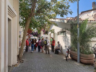 İstanbul, Türkiye - 25 Eylül 2019: İstanbul sokaklarında yürüyen turist grupları. Bitki örtülü çiçek yetiştiricileri