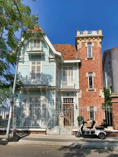 Istanbul Turchia Settembre 2019 Casa Legno Con Torre Mattoni Scooter — Foto Stock