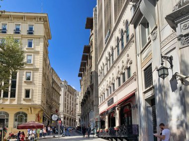 İstanbul, Türkiye - 25 Eylül 2019: Şehrin tarihi caddeleri boyunca yürüyün. Yerel mimari, mavi gökyüzü, vitrinler, kafeler