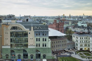 Moskova, Rusya - 4 Mayıs 2018: Akşam Moskova, şehrin havadan görünüşü, Kremlin kuleleri, kiliseler, tarihi merkez