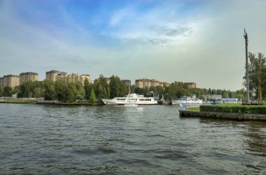 Moskova, Rusya - 8 Eylül 2018: Khimka Nehri, Moskova Kanalı. Dolgoprudny seti. Nehir kenarındaki yerleşim yerleri, tekneli rıhtım.