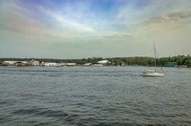 Moskova, Rusya - 8 Eylül 2018: Khimka Nehri, Moskova Kanalı. Nehirde yelkenliler