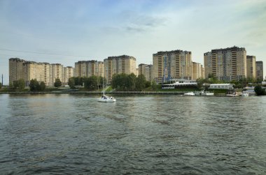 Moskova, Rusya - 8 Eylül 2018: Khimka Nehri, Moskova Kanalı. Dolgoprudny seti. Nehir kenarındaki yerleşim yerleri.