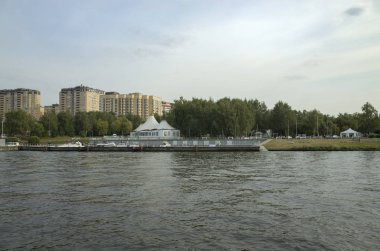 Moskova, Rusya - 8 Eylül 2018: Khimka Nehri, Moskova Kanalı. Dolgoprudny seti. Nehir kenarındaki yerleşim yerleri.